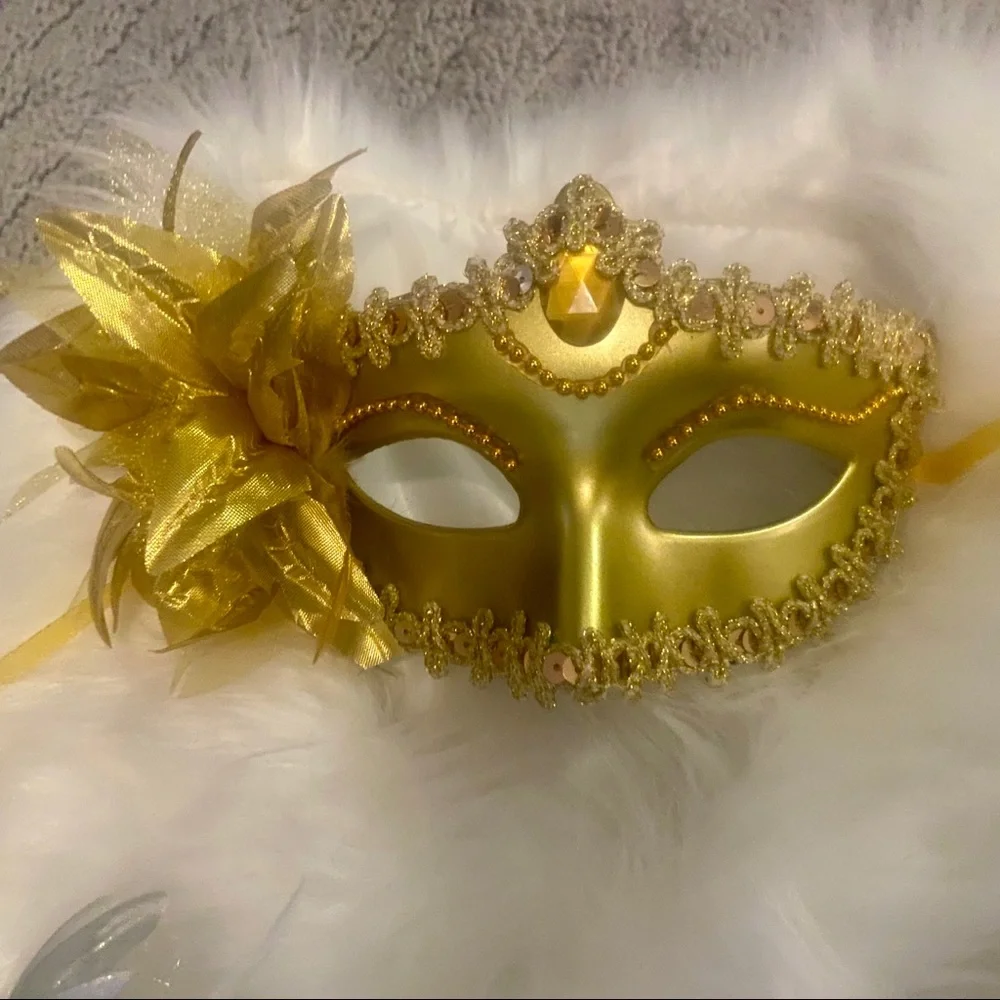 ✨MYSTIQUE✨MOLDED PLASTIC GOLD OR SILVER MASK